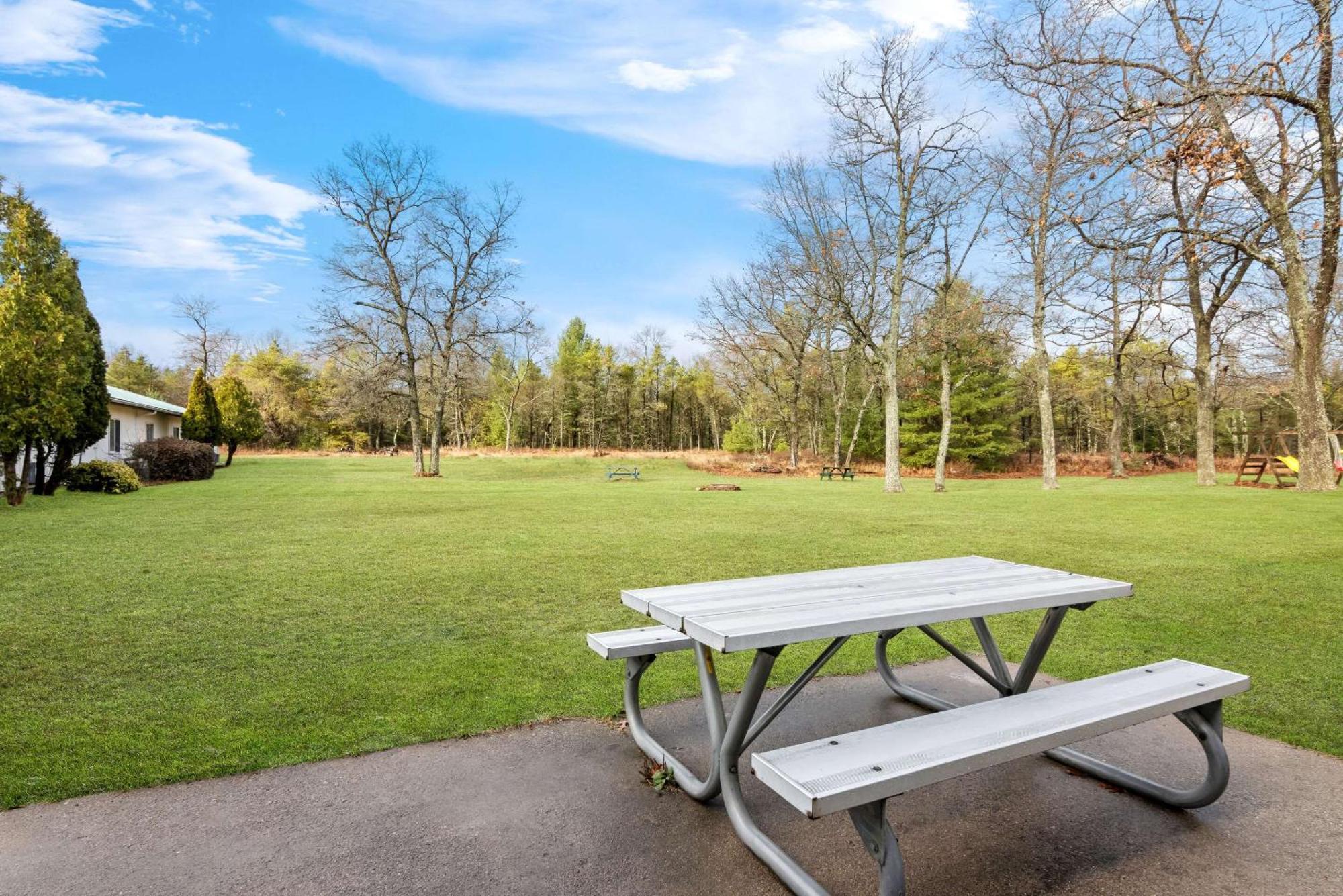 Rodeway Inn Formerly Camp Inn Lodge Oscoda Экстерьер фото